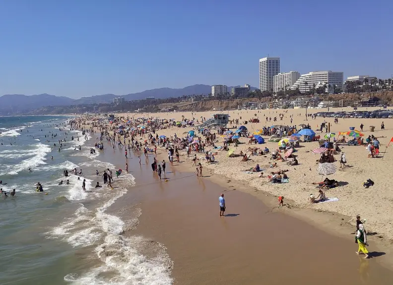 plage d'Espagne bondée à éviter en entreprise
