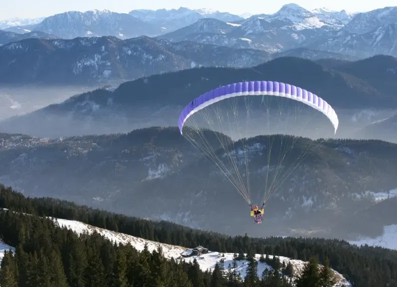 Parapente une activité team building insolite pour un séminaire à Tignes