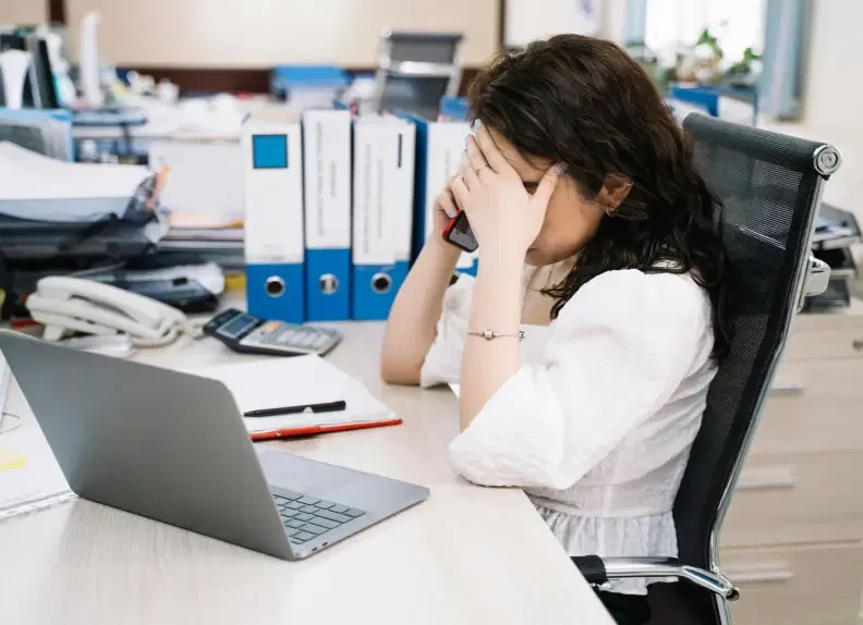 photo d'une femme voulant organiser son séminaire