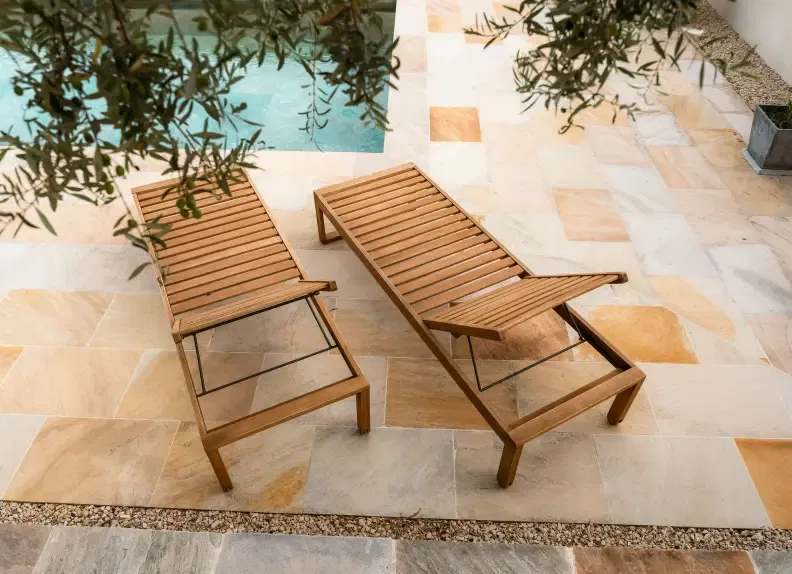 transat au bord d'une piscine