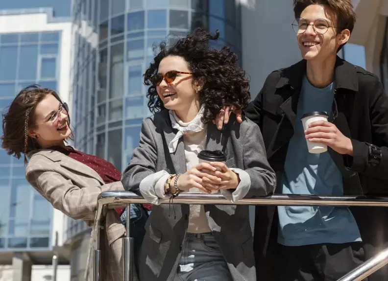 Des collaborateurs sur une terrasse