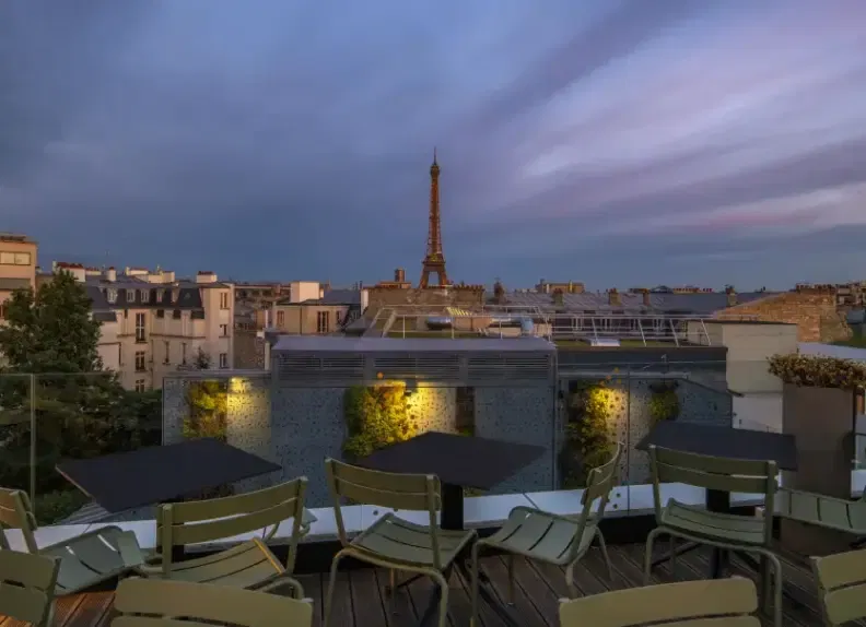 Vue du rooftop du Canopy Hilton Paris Tour Eiffel