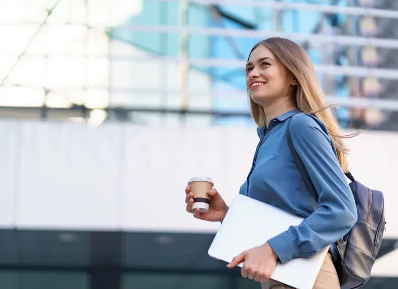 Femme qui va au travail