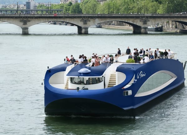 Le Paris Seine, Bateau Naviguant, France