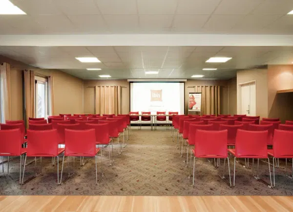 HOTEL IBIS SENLIS, Hôtel 3*, Senlis, Hauts-de-France, France