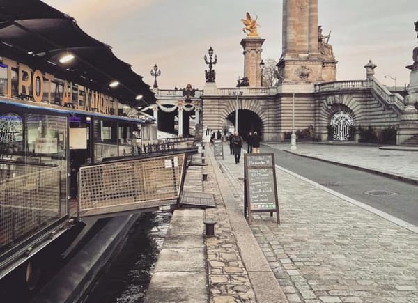 Le Quai Alexandre III, Barge, Paris, Île-de-France, France