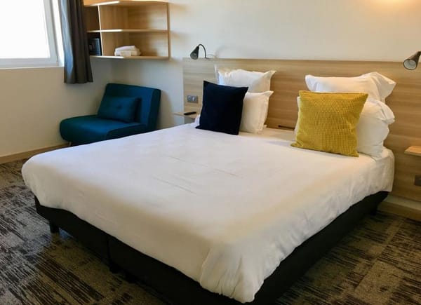 BRIT HOTEL MARTIGUES, Hôtel 3*, Saint-Mitre-les-Remparts, France