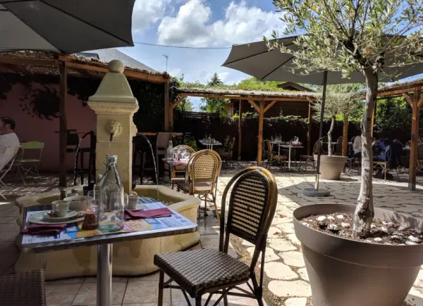 Restaurant Les Platanes, Salle de réunion, Nazelles-Négron, Centre-Val de Loire, France
