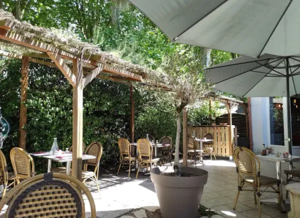 Restaurant Les Platanes, Salle de réunion, Nazelles-Négron, Centre-Val de Loire, France