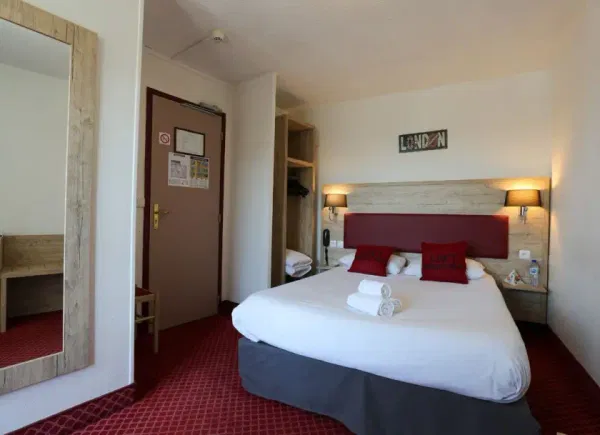 BRIT HOTEL SAINTES - Bleu Nuit, Hôtel 3*, Saintes, Nouvelle-Aquitaine, France