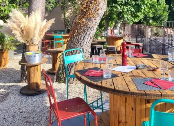 Les Mazets des Roches ***, Hôtel 3*, Tarascon, Provence-Alpes-Côte d'Azur, France
