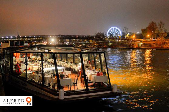 Ponton La Marina, Bateau Naviguant, Paris, Île-de-France, France