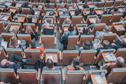 Photo d’une assemblée générale dans un cadre champêtre