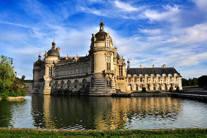 Photo de Chantilly avec son cadre verdoyant