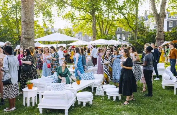 Photo d’une garden party d’entreprise dans un jardin élégant