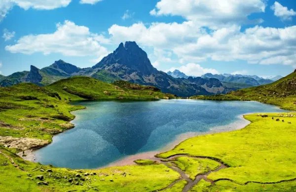 Photo des Pyrénées avec leurs sommets majestueux